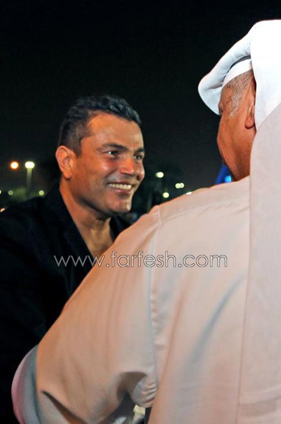 عمرو دياب في حفل الكويت ينزل عن المسرح ليسلّم على الجمهور صورة رقم 17 عمرو دياب في حفل الكويت ينزل عن المسرح ليسلّم على الجمهور صورة رقم 17