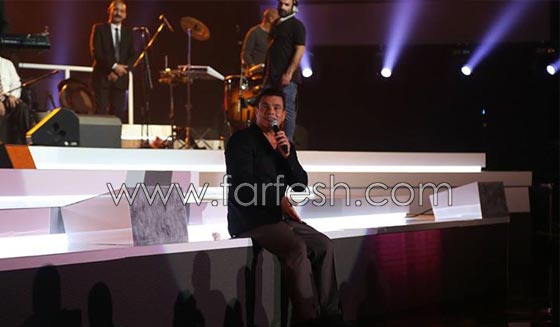 عمرو دياب في حفل الكويت ينزل عن المسرح ليسلّم على الجمهور صورة رقم 12 عمرو دياب في حفل الكويت ينزل عن المسرح ليسلّم على الجمهور صورة رقم 12