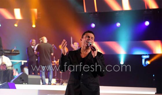 عمرو دياب في حفل الكويت ينزل عن المسرح ليسلّم على الجمهور صورة رقم 14 عمرو دياب في حفل الكويت ينزل عن المسرح ليسلّم على الجمهور صورة رقم 14