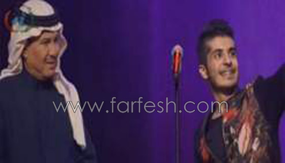 فيديو محمد عبده في سيلفي مع معجب تسلل الى مسرح فبراير الكويت  صورة رقم 1