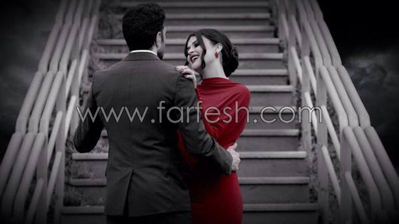 ما سر صور سلمى رشيد بأحضان شاب يركع على ركبتيه ممسكا يدها؟ صورة رقم 1