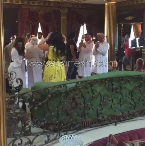 لماذا غضب الجمهور من صور احلام في قصرها الفاخر؟   صورة رقم 2