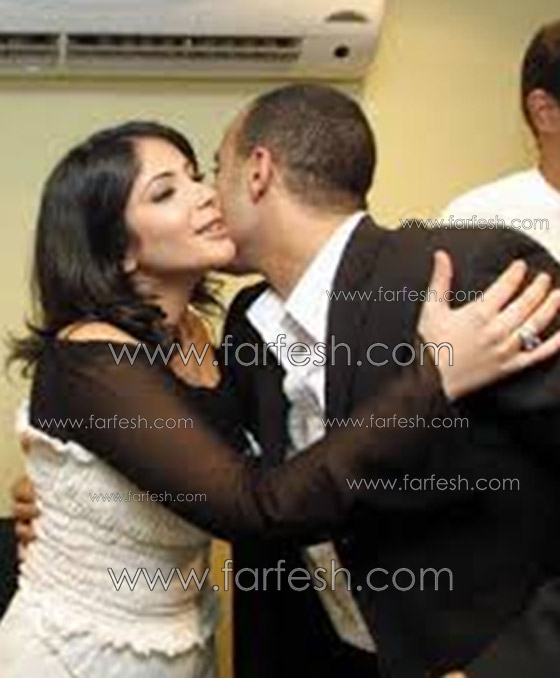 اليكم صورة احمد السقا المحذوفة وهو يحتضن منى زكي   صورة رقم 2