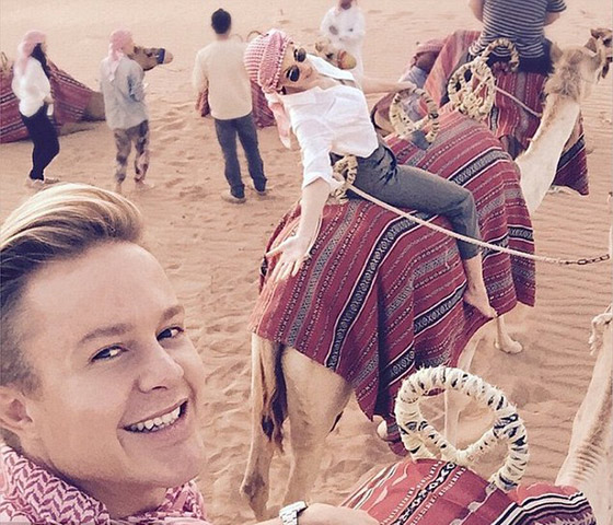 بالصور.. كيلي مينوغ مع الشيشة في مغامرة رائعة بصحراء دبي صورة رقم 1 بالصور.. كيلي مينوغ مع الشيشة في مغامرة رائعة بصحراء دبي صورة رقم 1