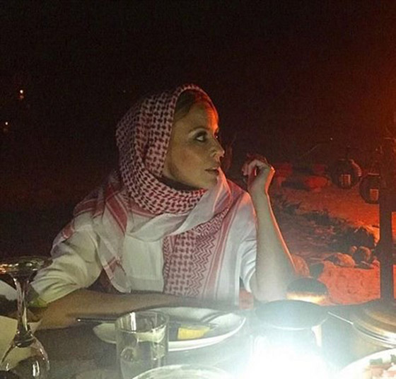 بالصور.. كيلي مينوغ مع الشيشة في مغامرة رائعة بصحراء دبي صورة رقم 2 بالصور.. كيلي مينوغ مع الشيشة في مغامرة رائعة بصحراء دبي صورة رقم 2