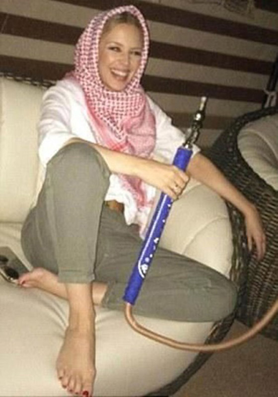 بالصور.. كيلي مينوغ مع الشيشة في مغامرة رائعة بصحراء دبي صورة رقم 3 بالصور.. كيلي مينوغ مع الشيشة في مغامرة رائعة بصحراء دبي صورة رقم 3