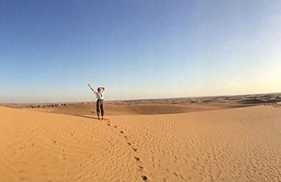 بالصور.. كيلي مينوغ مع الشيشة في مغامرة رائعة بصحراء دبي صورة رقم 4 بالصور.. كيلي مينوغ مع الشيشة في مغامرة رائعة بصحراء دبي صورة رقم 4