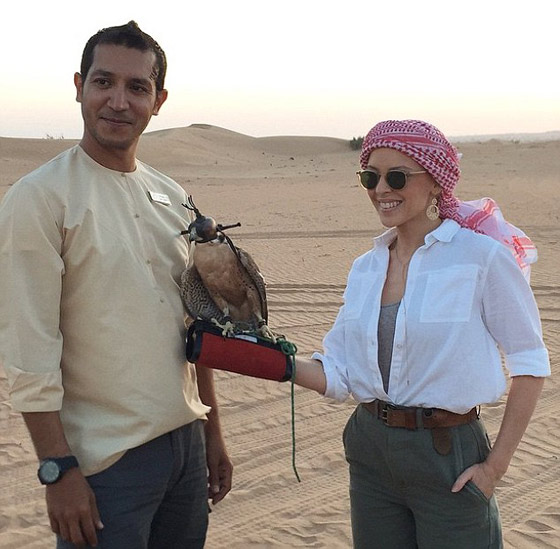 بالصور.. كيلي مينوغ مع الشيشة في مغامرة رائعة بصحراء دبي صورة رقم 6 بالصور.. كيلي مينوغ مع الشيشة في مغامرة رائعة بصحراء دبي صورة رقم 6