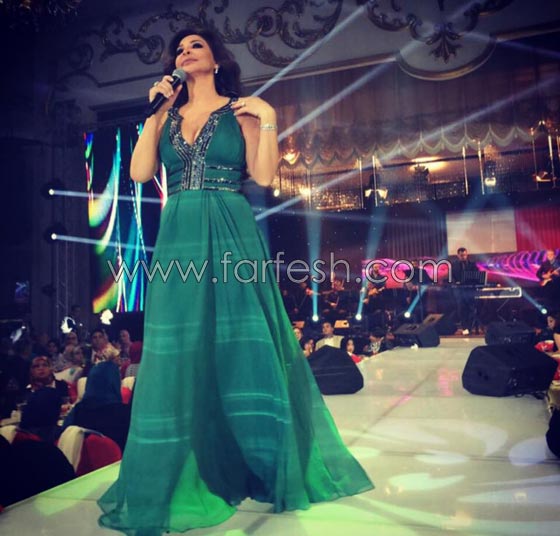 اليسا تشعل الجمهور باغانيها واطلالتها المثيرة بفستان مفتوح مع وائل جسار صورة رقم 1