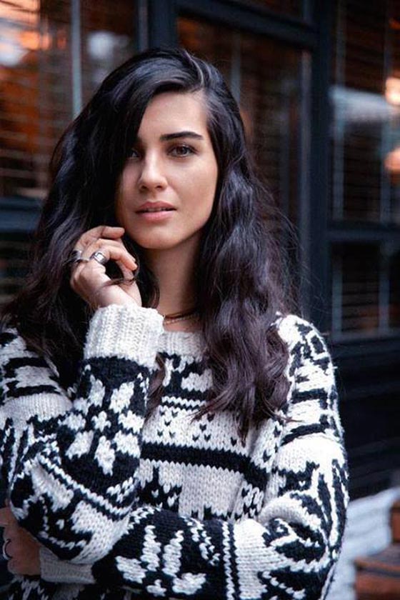 سياح عرب يطاردون النجمة التركية لميس لالتقاط صور معها صورة رقم 6 سياح عرب يطاردون النجمة التركية لميس لالتقاط صور معها صورة رقم 6