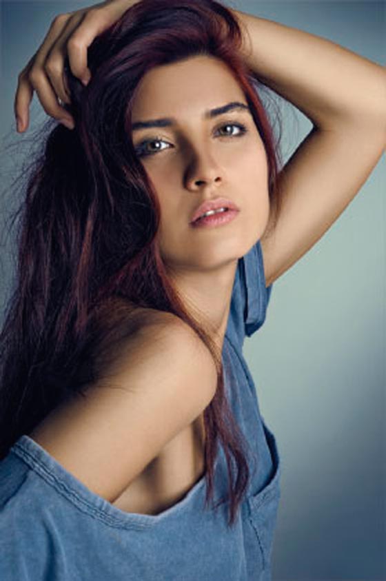 سياح عرب يطاردون النجمة التركية لميس لالتقاط صور معها صورة رقم 1 سياح عرب يطاردون النجمة التركية لميس لالتقاط صور معها صورة رقم 1