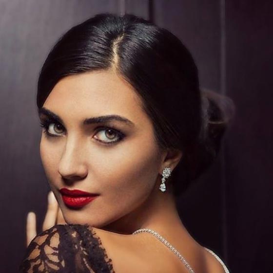 سياح عرب يطاردون النجمة التركية لميس لالتقاط صور معها صورة رقم 2 سياح عرب يطاردون النجمة التركية لميس لالتقاط صور معها صورة رقم 2