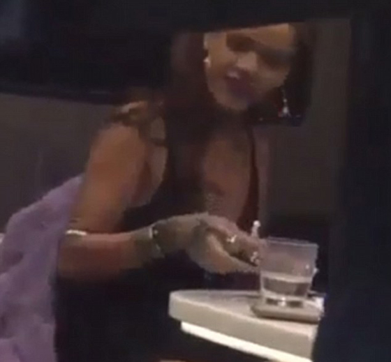 صور فضيحة ريهانا ترتدي بلوزة شفافة بعد فيديو ريهانا تتعاطى المخدرات صورة رقم 9