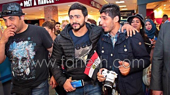 صور تامر حسني و (قبلة) حارة اهدتها له شقراء بريطانية صورة رقم 4