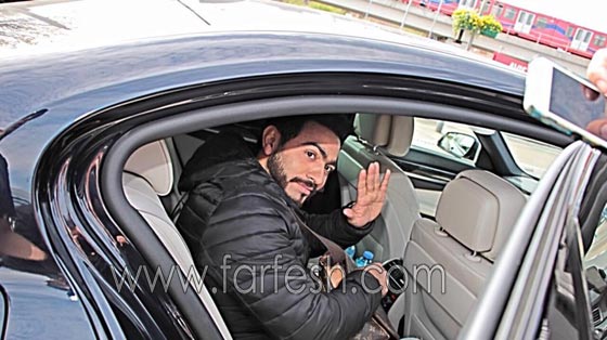 صور تامر حسني و (قبلة) حارة اهدتها له شقراء بريطانية صورة رقم 6