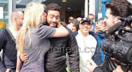 صور تامر حسني و (قبلة) حارة اهدتها له شقراء بريطانية صورة رقم 1
