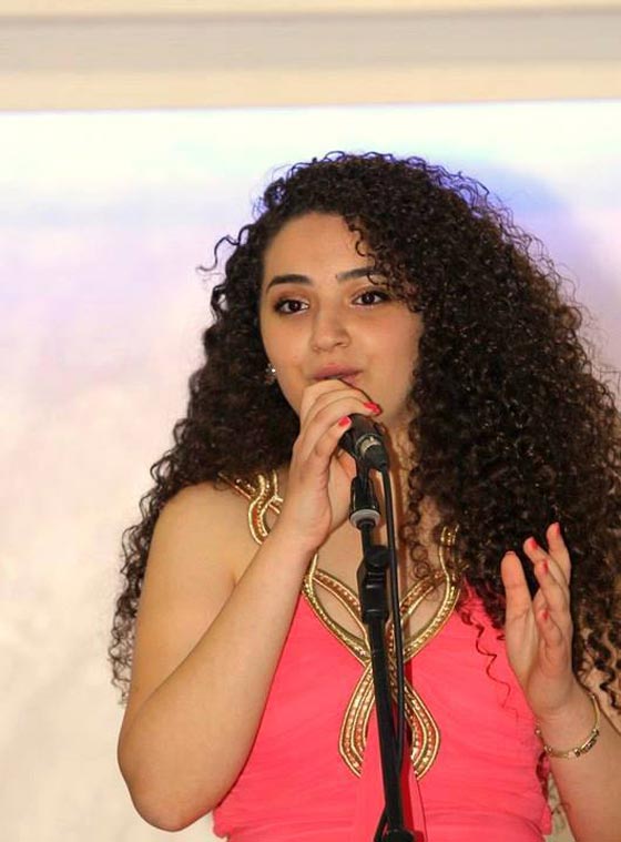 ساندرا الفلسطينية عمرها 17 سنة وتحارب الاحتلال بقوة صوتها الرائع  صورة رقم 1