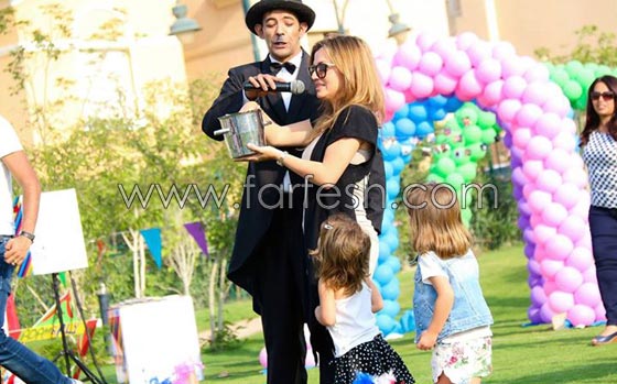 صور ابن منى زكي واحمد حلمي في عيد ميلاد توأم اصالة  صورة رقم 5