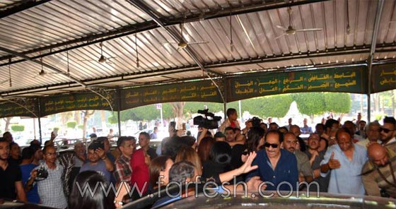 صور الفنانين في عزاء الفنان الراحل حسن مصطفى  صورة رقم 12