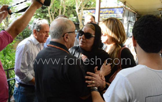 صور الفنانين في عزاء الفنان الراحل حسن مصطفى  صورة رقم 10