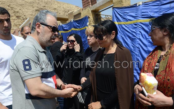 صور الفنانين في عزاء الفنان الراحل حسن مصطفى  صورة رقم 20