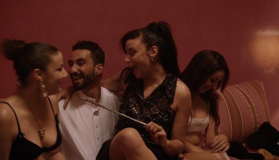 فيلم (الزين اللي فيك) يشعل غضب المغاربة، والجمهور يفضح الممثل الشاذ: صور وفيديو صورة رقم 4