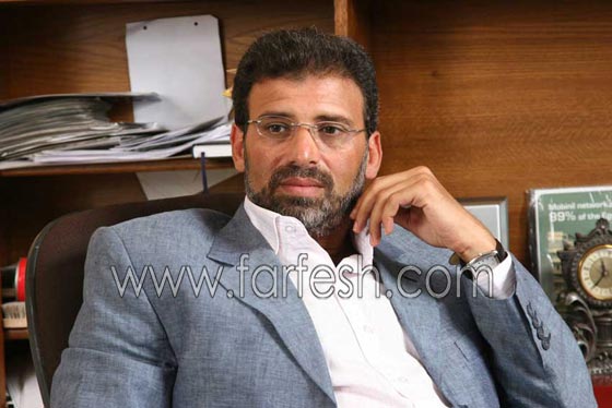 صور الفنانين المسافرين في طائرة خاصة مع 