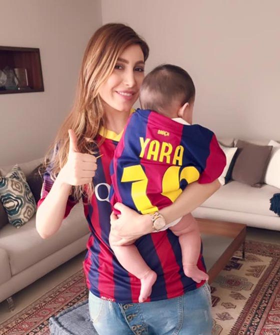 صور يارا وطفلتها تحتفلان بتتويج برشلونة في دوري ابطال أوروبا صورة رقم 3 صور يارا وطفلتها تحتفلان بتتويج برشلونة في دوري ابطال أوروبا صورة رقم 3