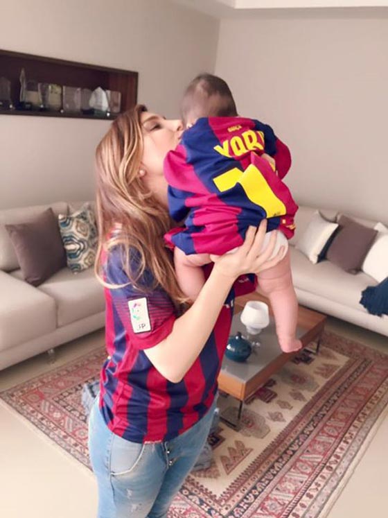 صور يارا وطفلتها تحتفلان بتتويج برشلونة في دوري ابطال أوروبا صورة رقم 2 صور يارا وطفلتها تحتفلان بتتويج برشلونة في دوري ابطال أوروبا صورة رقم 2