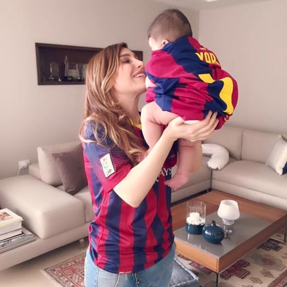 صور يارا وطفلتها تحتفلان بتتويج برشلونة في دوري ابطال أوروبا صورة رقم 4 صور يارا وطفلتها تحتفلان بتتويج برشلونة في دوري ابطال أوروبا صورة رقم 4