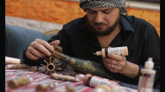  صور فنانين من فلسطين، سوريا، العراق وليبيا يحوّلون دخان القنابل الى لوحات فنية إبداعية صورة رقم 4