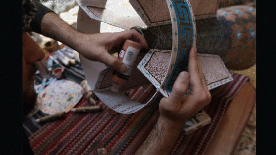  صور فنانين من فلسطين، سوريا، العراق وليبيا يحوّلون دخان القنابل الى لوحات فنية إبداعية صورة رقم 5