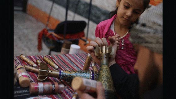  صور فنانين من فلسطين، سوريا، العراق وليبيا يحوّلون دخان القنابل الى لوحات فنية إبداعية صورة رقم 7