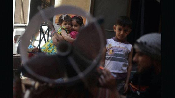  صور فنانين من فلسطين، سوريا، العراق وليبيا يحوّلون دخان القنابل الى لوحات فنية إبداعية صورة رقم 8