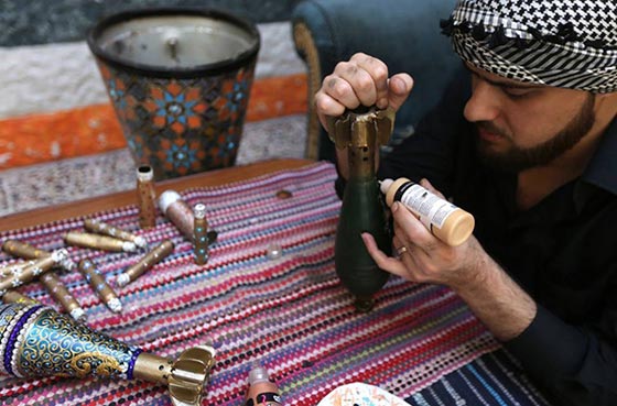  صور فنانين من فلسطين، سوريا، العراق وليبيا يحوّلون دخان القنابل الى لوحات فنية إبداعية صورة رقم 2