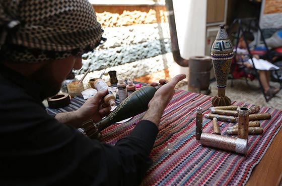  صور فنانين من فلسطين، سوريا، العراق وليبيا يحوّلون دخان القنابل الى لوحات فنية إبداعية صورة رقم 11