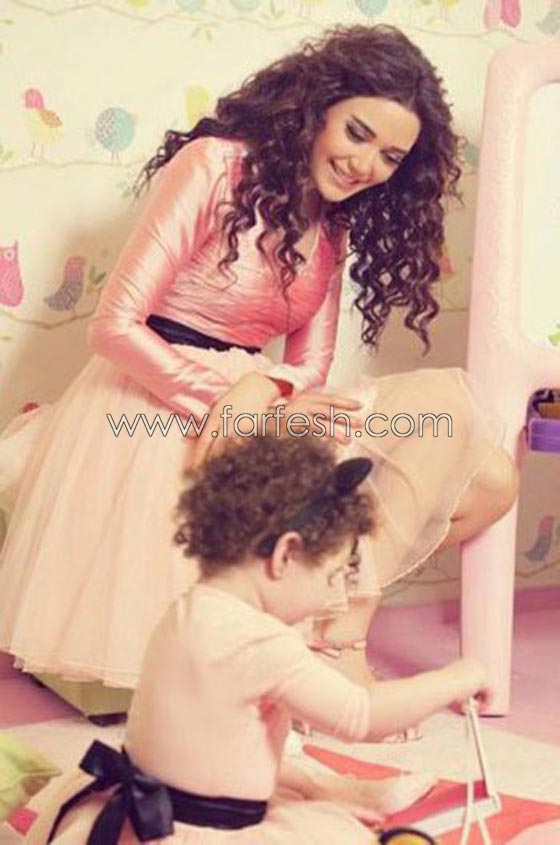 بالصور.. النجمات العربيات وبناتهن.. فولة وانقسمت نصفين صورة رقم 6
