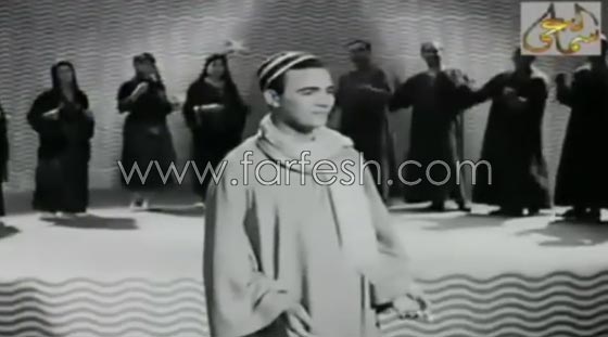 فيديو (نادر) لوالد الفنان تامر حسني يغني للراقصة نجوى فؤاد  صورة رقم 2