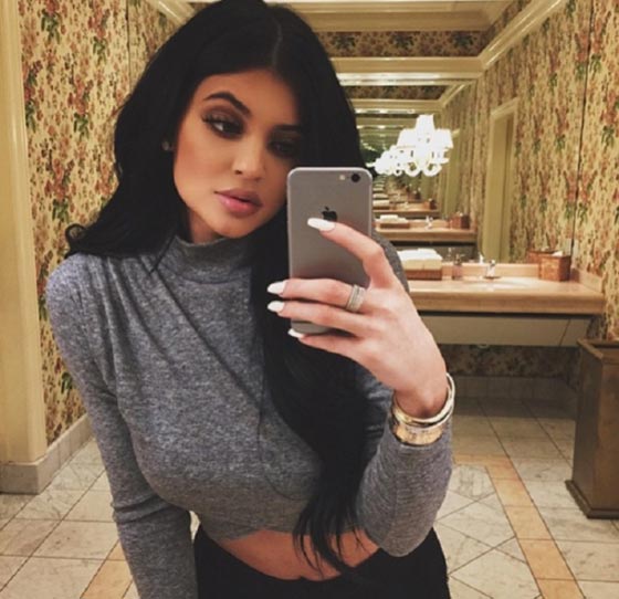 كيلي جينر تلتقط 500 صورة سيلفي لتنشر واحدة منها.. ثم تندم! صورة رقم 8