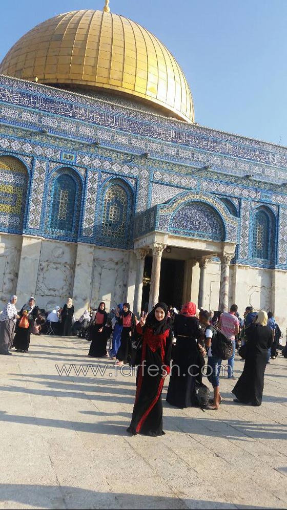 صور منال موسى تزور قبة الصخرة بالحجاب والجمهور ينتقدها: ازيلي طلاء الاظافر! صورة رقم 10 صور منال موسى تزور قبة الصخرة بالحجاب والجمهور ينتقدها: ازيلي طلاء الاظافر! صورة رقم 10