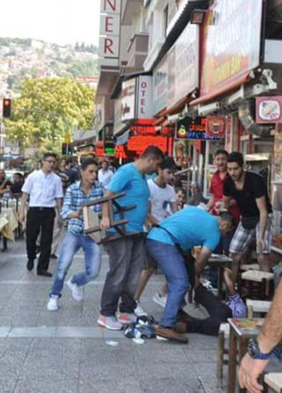 طفل سوري يستنهض مشاعر النجمة التركية بيرغوزار كوريل.. شاهد صورة رقم 4 طفل سوري يستنهض مشاعر النجمة التركية بيرغوزار كوريل.. شاهد صورة رقم 4