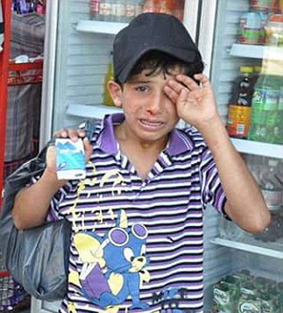 طفل سوري يستنهض مشاعر النجمة التركية بيرغوزار كوريل.. شاهد صورة رقم 2 طفل سوري يستنهض مشاعر النجمة التركية بيرغوزار كوريل.. شاهد صورة رقم 2