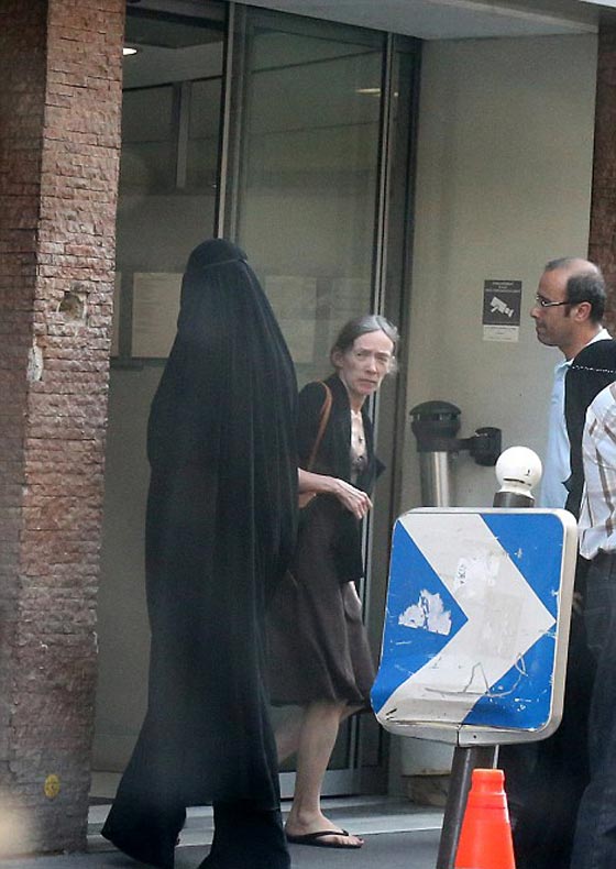 عارضة ازياء برازيلية شهيرة تتجول في باريس بالنقاب صورة رقم 5 عارضة ازياء برازيلية شهيرة تتجول في باريس بالنقاب صورة رقم 5
