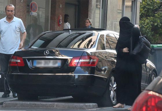 عارضة ازياء برازيلية شهيرة تتجول في باريس بالنقاب صورة رقم 8 عارضة ازياء برازيلية شهيرة تتجول في باريس بالنقاب صورة رقم 8