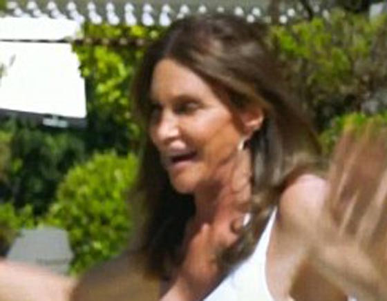 كيتلين جينر بالبيكيني لأول مرة بعد عملية التحوّل من رجل لإمرأة صورة رقم 8
