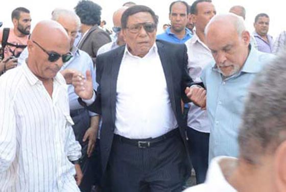 صور الفنانين في عزاء نور الشريف والبودي جاردات يضربون مصورا صورة رقم 6 صور الفنانين في عزاء نور الشريف والبودي جاردات يضربون مصورا صورة رقم 6
