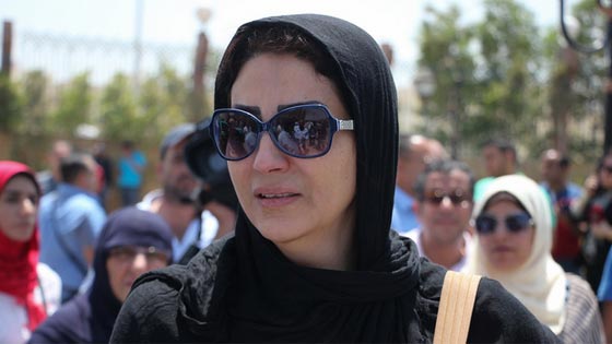 صور الفنانين في عزاء نور الشريف والبودي جاردات يضربون مصورا صورة رقم 7 صور الفنانين في عزاء نور الشريف والبودي جاردات يضربون مصورا صورة رقم 7