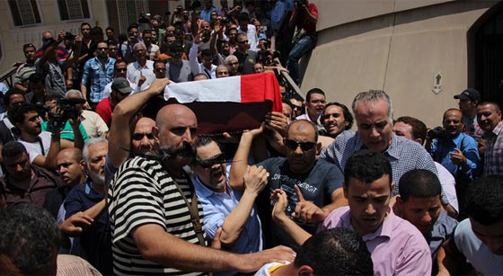 صور الفنانين في عزاء نور الشريف والبودي جاردات يضربون مصورا صورة رقم 1 صور الفنانين في عزاء نور الشريف والبودي جاردات يضربون مصورا صورة رقم 1