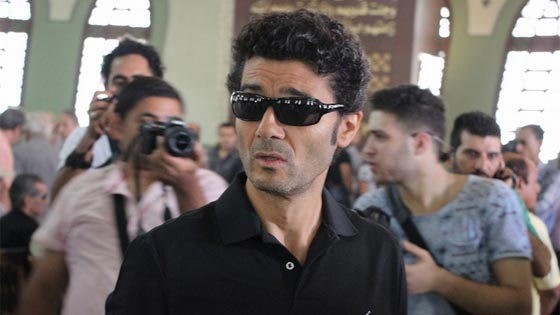 صور الفنانين في عزاء نور الشريف والبودي جاردات يضربون مصورا صورة رقم 13 صور الفنانين في عزاء نور الشريف والبودي جاردات يضربون مصورا صورة رقم 13