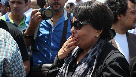 صور الفنانين في عزاء نور الشريف والبودي جاردات يضربون مصورا صورة رقم 14 صور الفنانين في عزاء نور الشريف والبودي جاردات يضربون مصورا صورة رقم 14